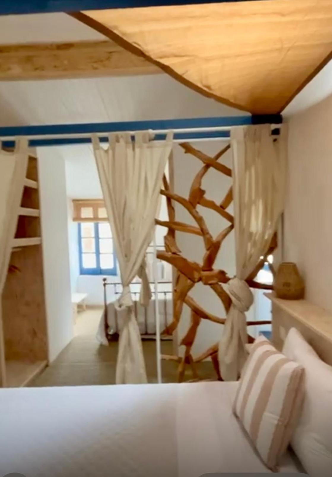 Gites La Maison Pres De La Fontaine Et La Cabane Du Pecheur Talairan Esterno foto